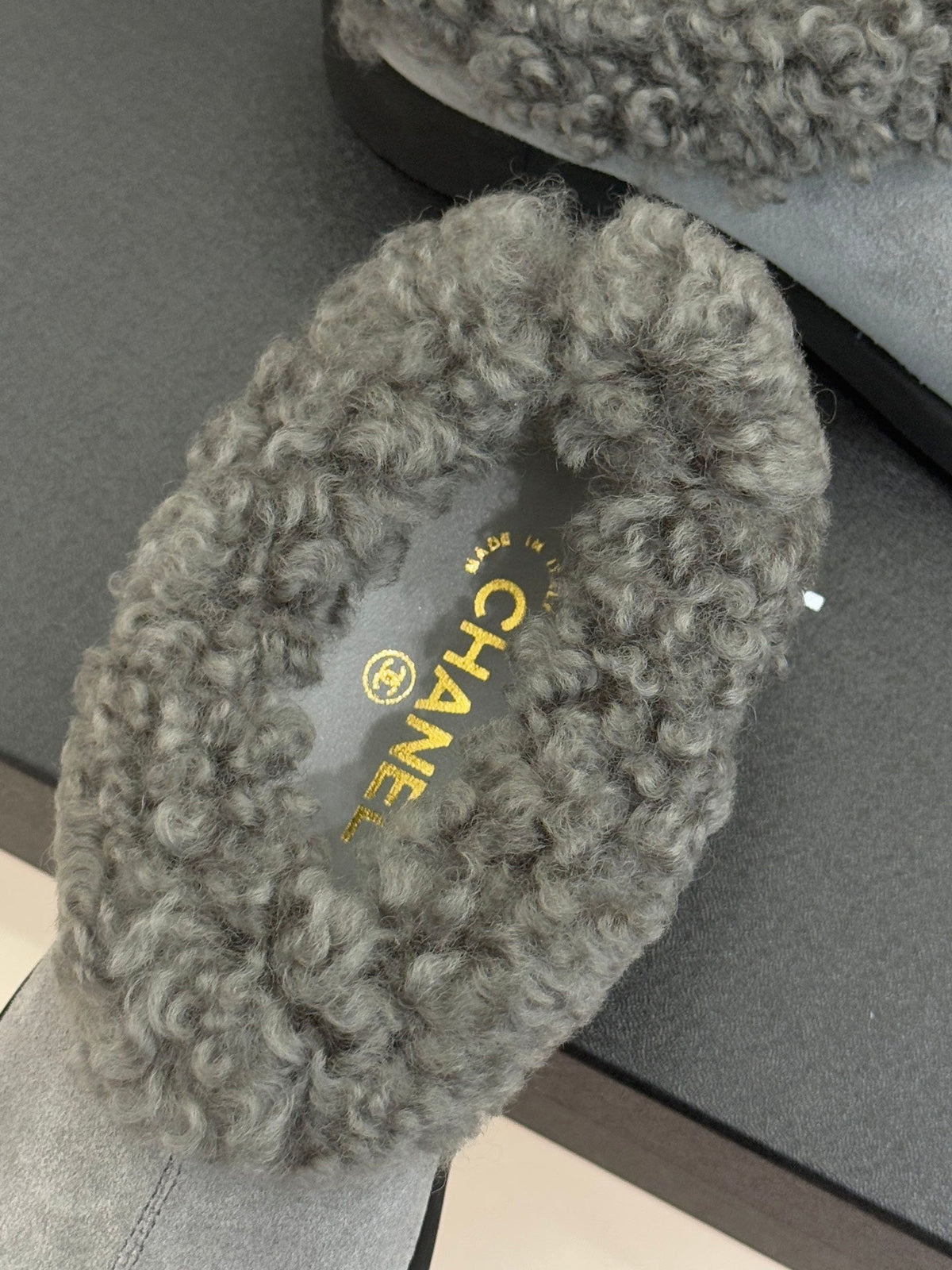 CC 25s  Furry Snow Boots Gray Black Suede Wool 512062