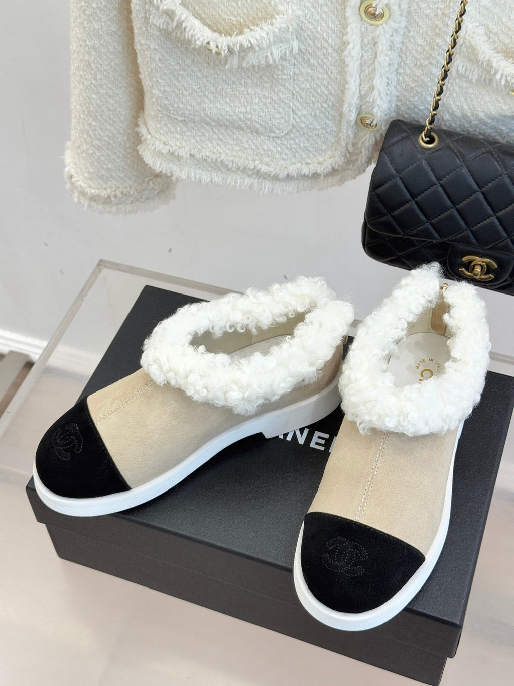 CC 25s  Furry Snow Boots Beige Black Suede Wool 512063