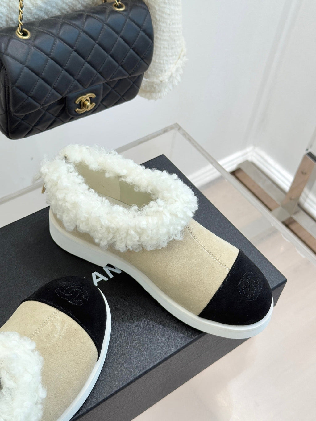 CC 25s  Furry Snow Boots Beige Black Suede Wool 512063