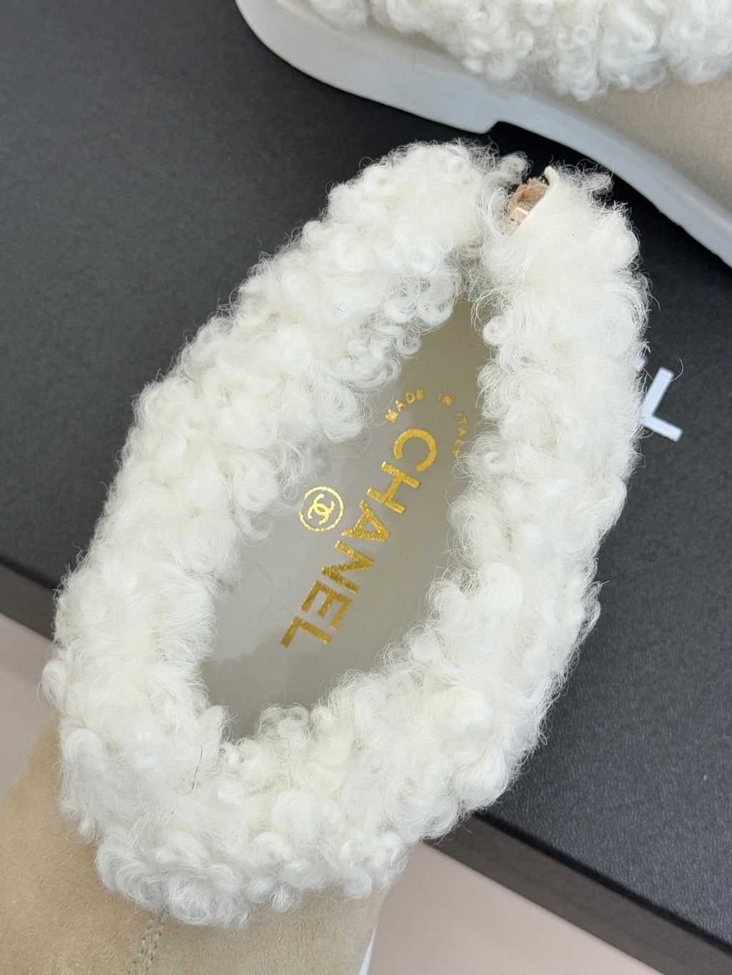 CC 25s  Furry Snow Boots Beige Black Suede Wool 512063