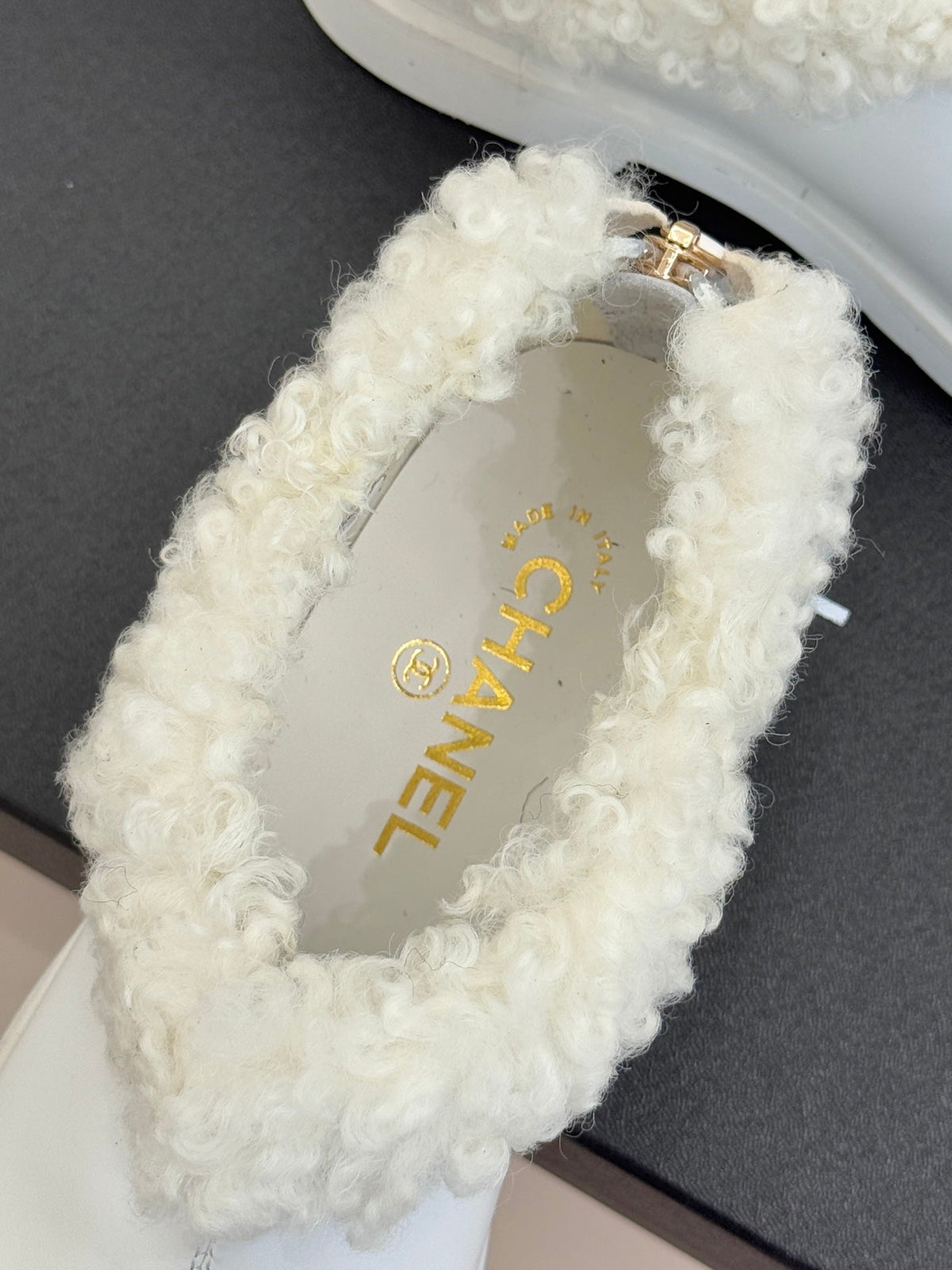 CC 25s  Furry Snow Boots White Black Leather Wool 512065