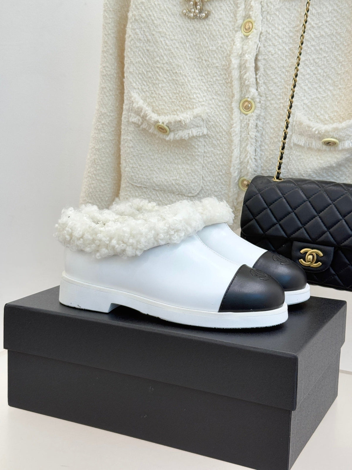 CC 25s  Furry Snow Boots White Black Leather Wool 512065